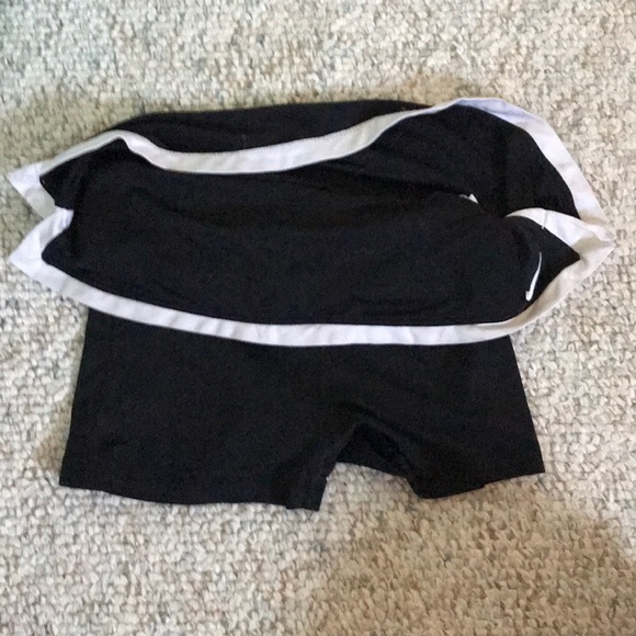 Black and White Nike Tennis skirt - Picture 3 of 4